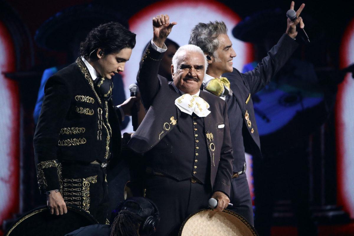 Cantante mexicano Vicente Fernández está internado en condición grave