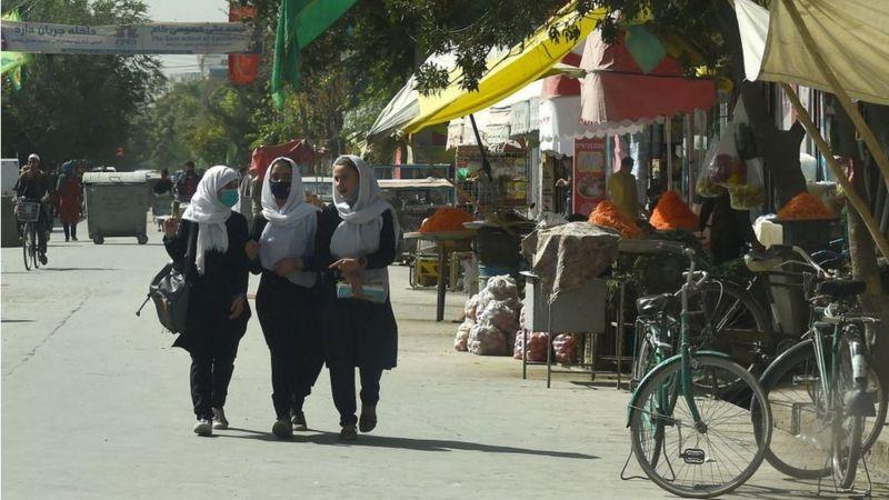 Mujeres ya perciben los primeros cambios en Kabul tras el control talibán