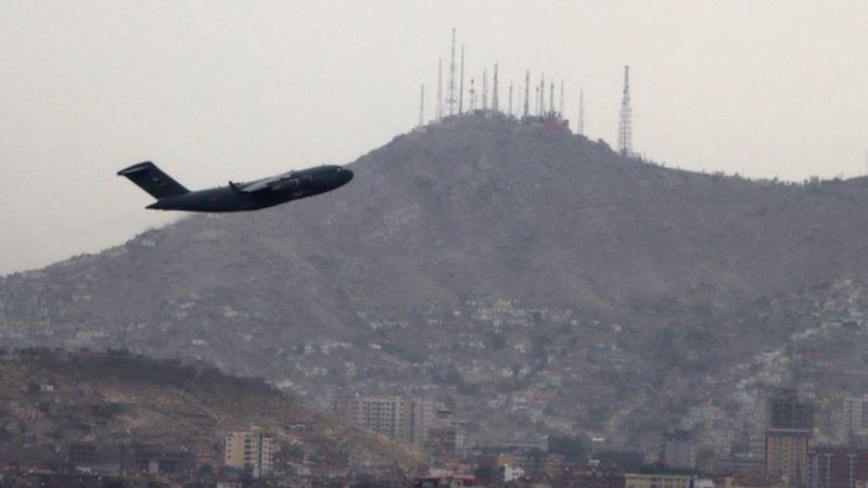 EE.UU. completa su retirada de Afganistán tras la partida de los últimos vuelos desde Kabul