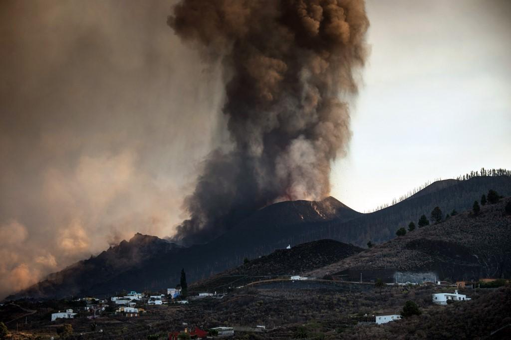 Paralizado el aeropuerto de la isla española La Palma por las cenizas del volcán