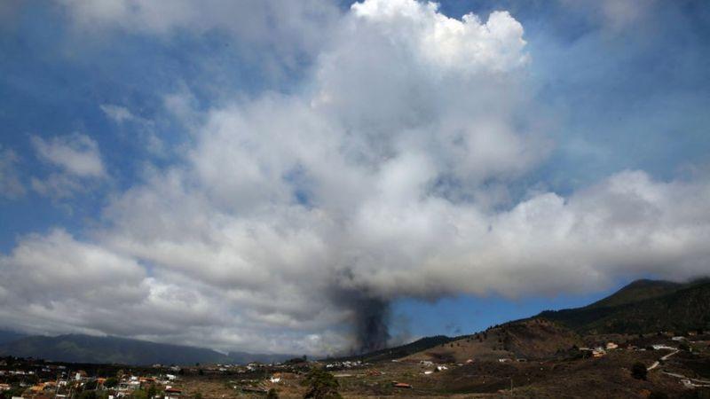 Video capta la explosión de un volcán en islas Canarias este domingo
