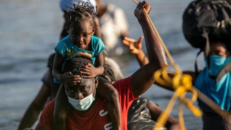 5 claves para entender por qué están llegando miles de haitianos a EE.UU. y no desde Haití