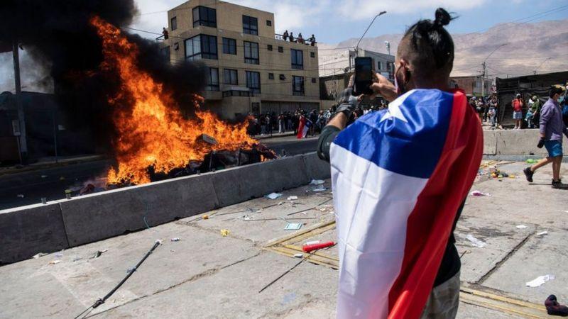 Chile: La marcha contra extranjeros que terminó con la quema de sus pertenencias