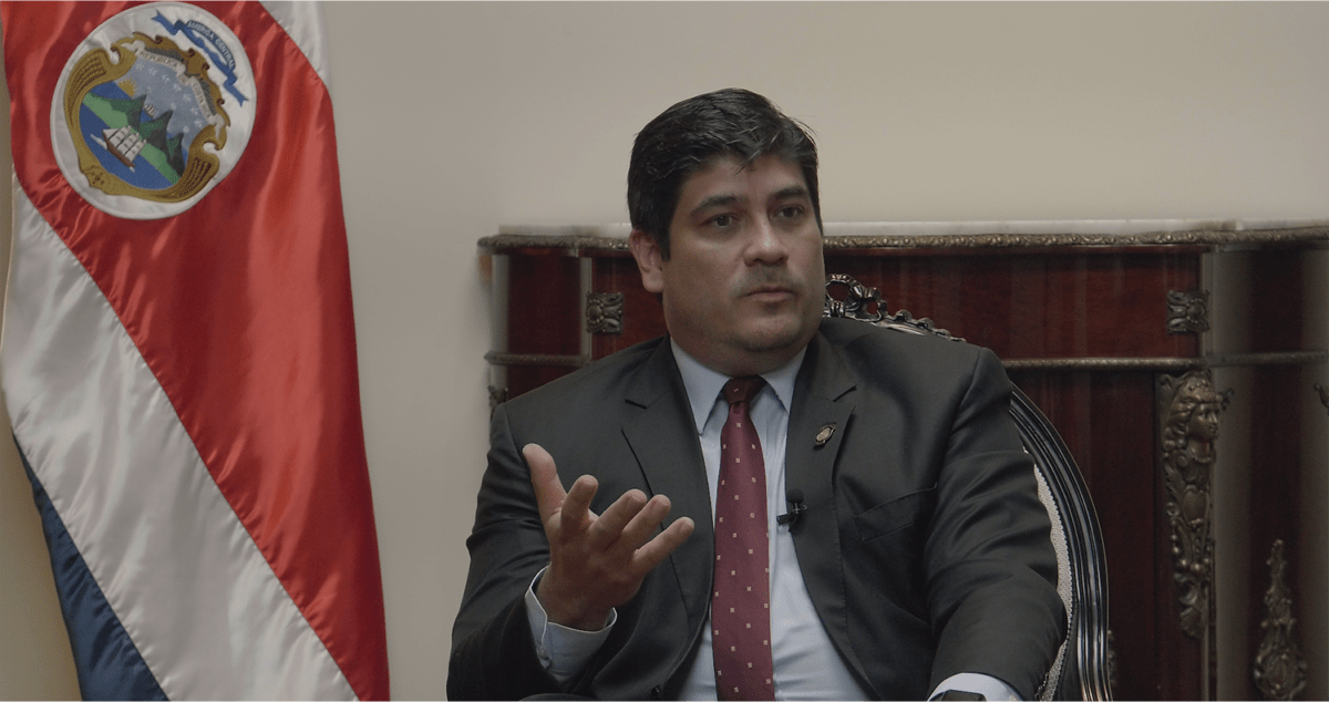 Alvarado consulta con ministerios para decidir sobre veto o luz verde a rebaja de marchamo