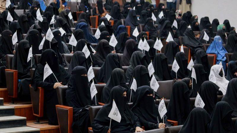 Talibanes anuncian nuevas reglas para las mujeres estudiantes en Afganistán
