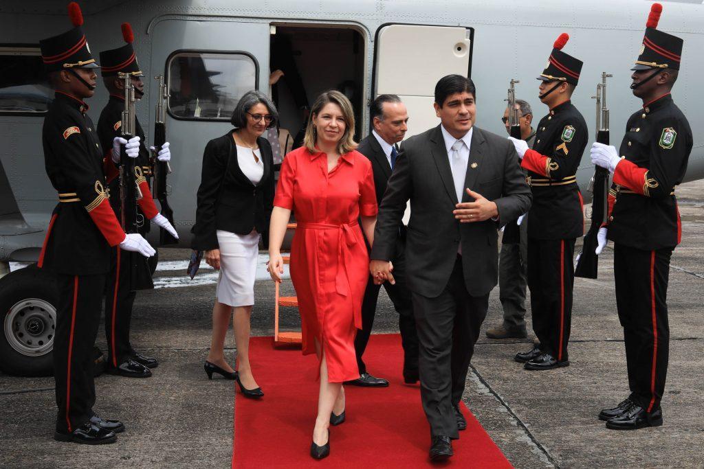 Presidente Alvarado vuelve a salir del país tras 20 meses sin viajes; va para México y Nueva York