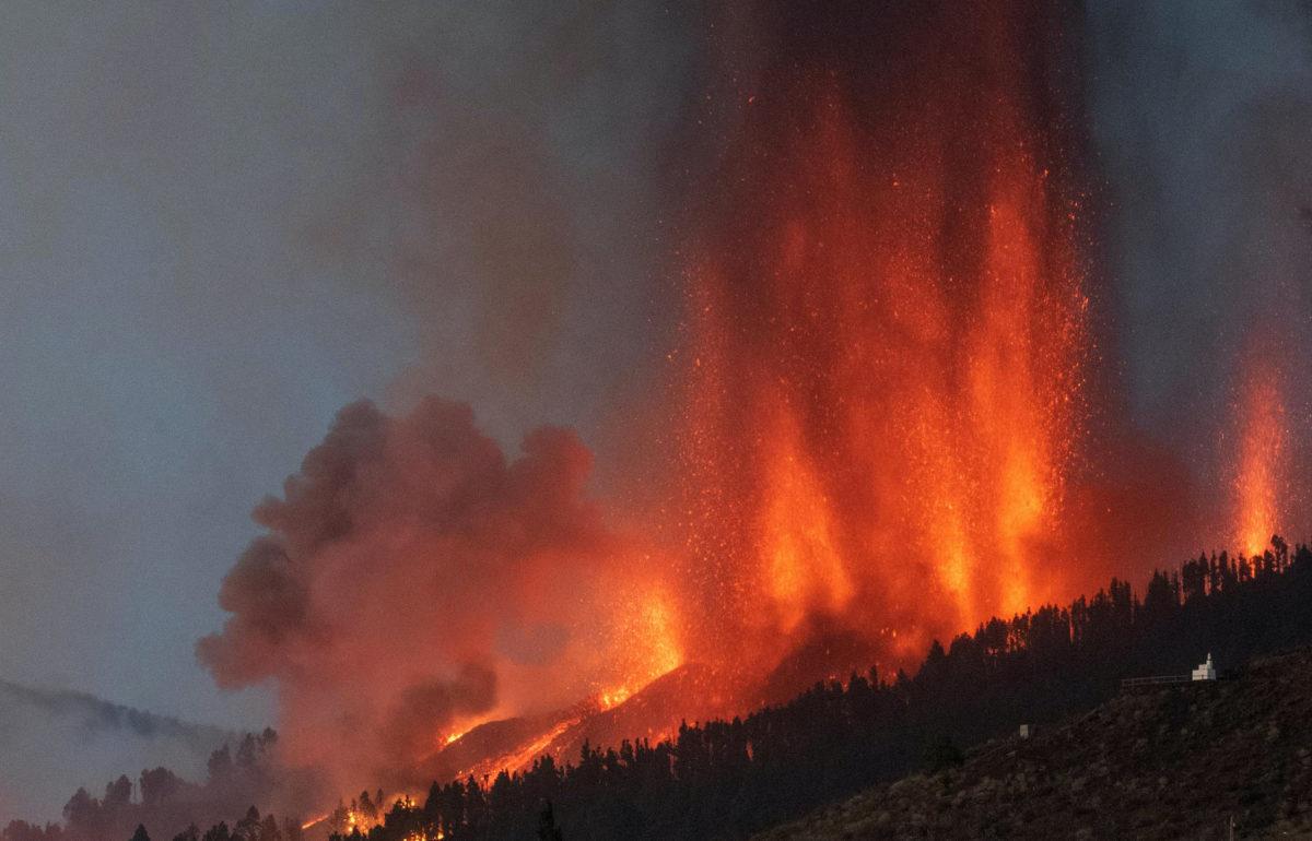 España evacúa a más de 1.300 personas de la isla La Palma por potente erupción