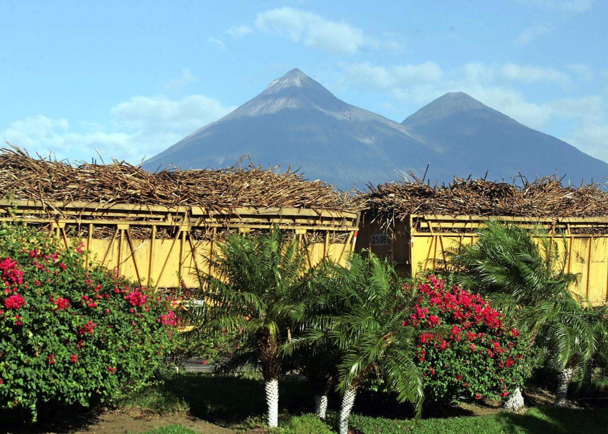 Volcán de Fuego entra en erupción en Guatemala; hay explosiones y avalanchas
