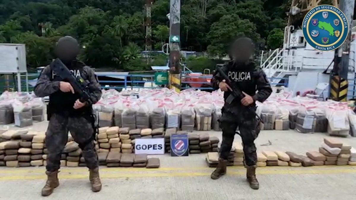 Policía decomisa más de dos toneladas de droga cerca de la costa de Golfito