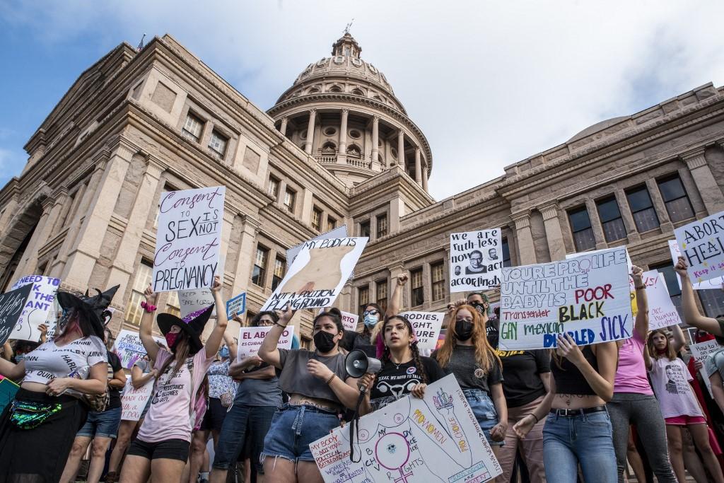 Tribunal restablece ley que prohíbe la mayoría de los abortos en Texas