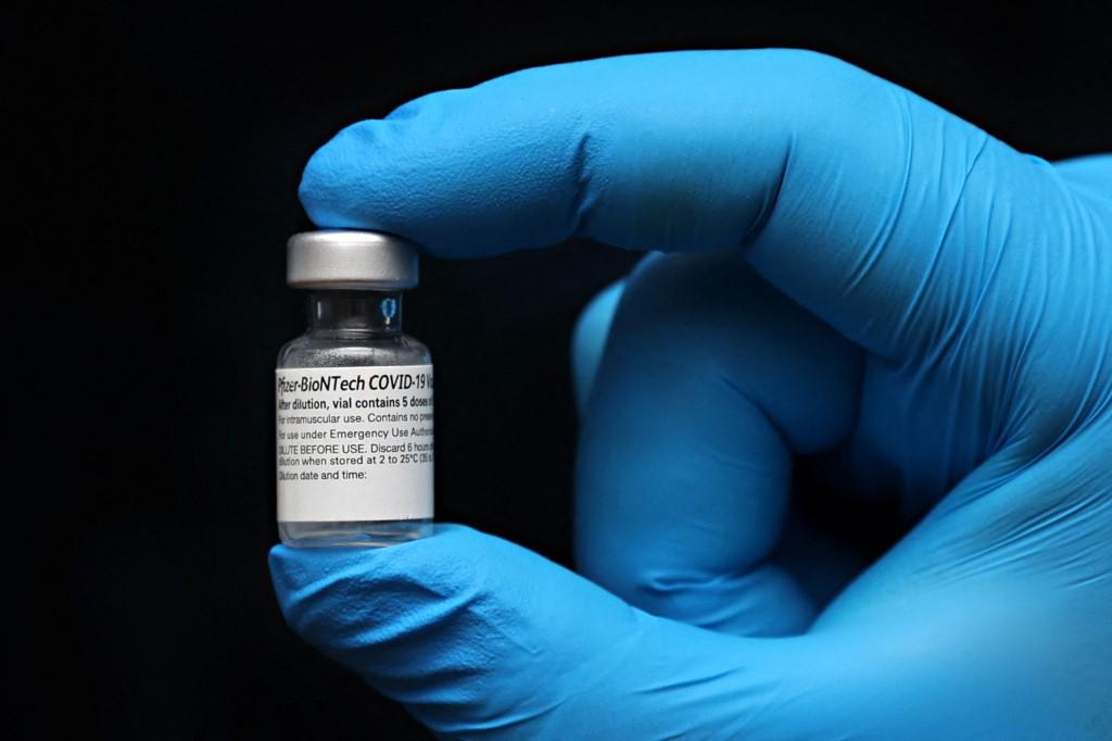 Pfizer/BioNtech anuncia que su vacuna es “eficaz” contra variante ómicron tras “tres dosis”