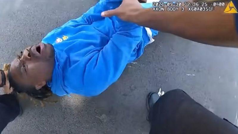 “Soy parapléjico”: el video de un policía de EE.UU. sacando de un carro a un hombre negro inválido