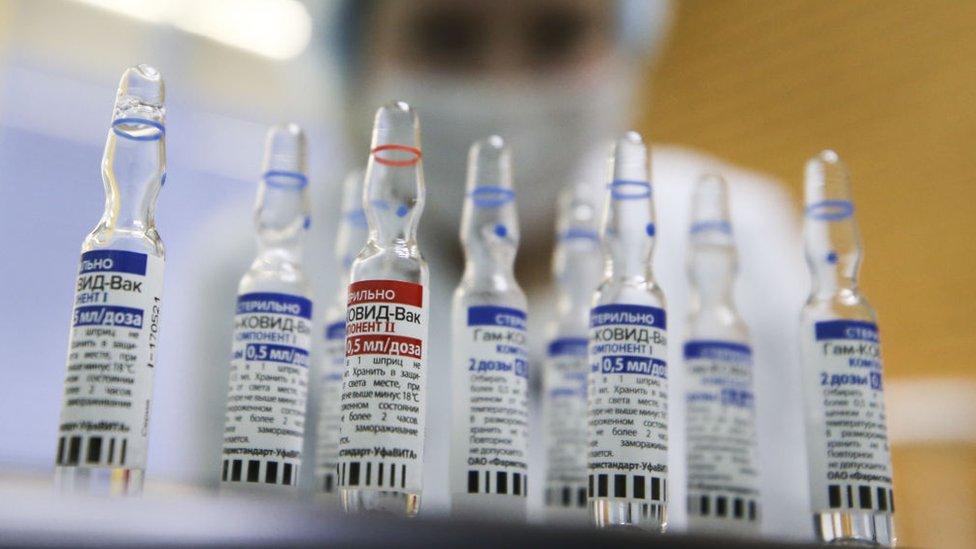 Por qué Rusia tiene tan poca población vacunada pese a que desarrolló una de las primeras vacunas anticovid