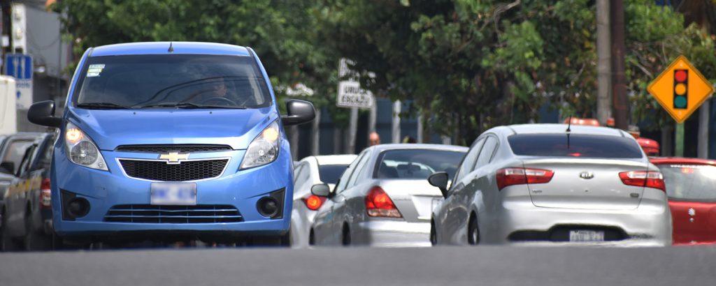 Mayoría de ticos asegura conducir “muy bien o bien”, revela estudio de Unimer