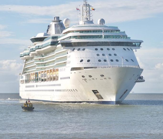Crucero con turistas no pudo desembarcar en Puerto Caldera por casos de covid-19