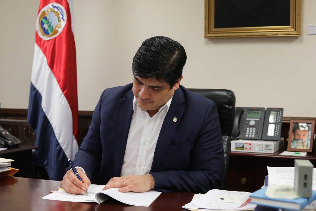 Presidente Alvarado admite tener “una gran presa” de leyes y decretos sin firmar