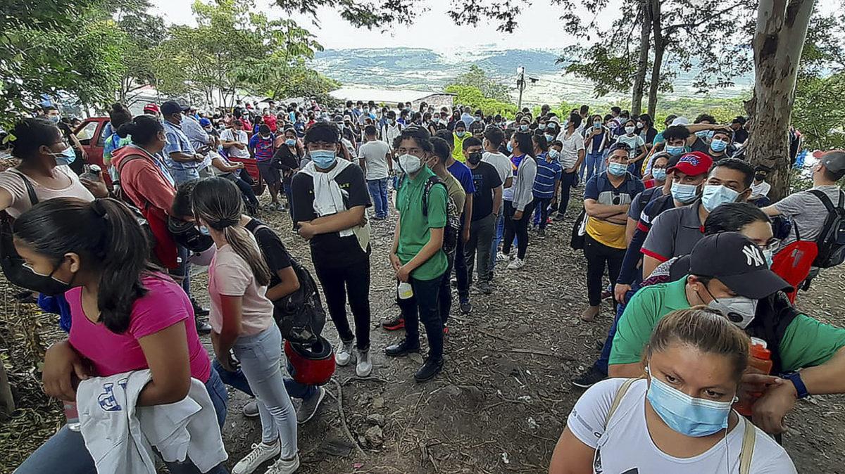 Nicaragüenses cruzan la frontera con Honduras para vacunarse contra el covid-19