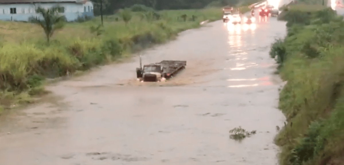 Videos captan a conductores en peligrosas maniobras en calles inundadas en Costa Rica