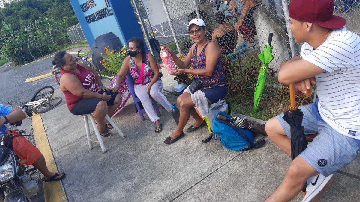 Padres hicieron fila por 24 horas para conseguir uno de los 26 cupos en colegio de Sarapiquí