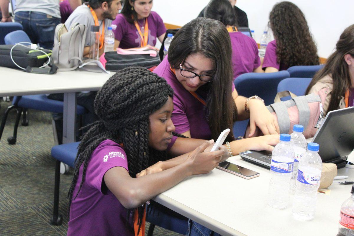 Programa Mujeres en Tecnología graduó a 83 jóvenes
