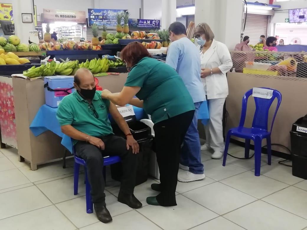 Hospital San Juan de Dios coloca segundas dosis a personas de cualquier parte del país