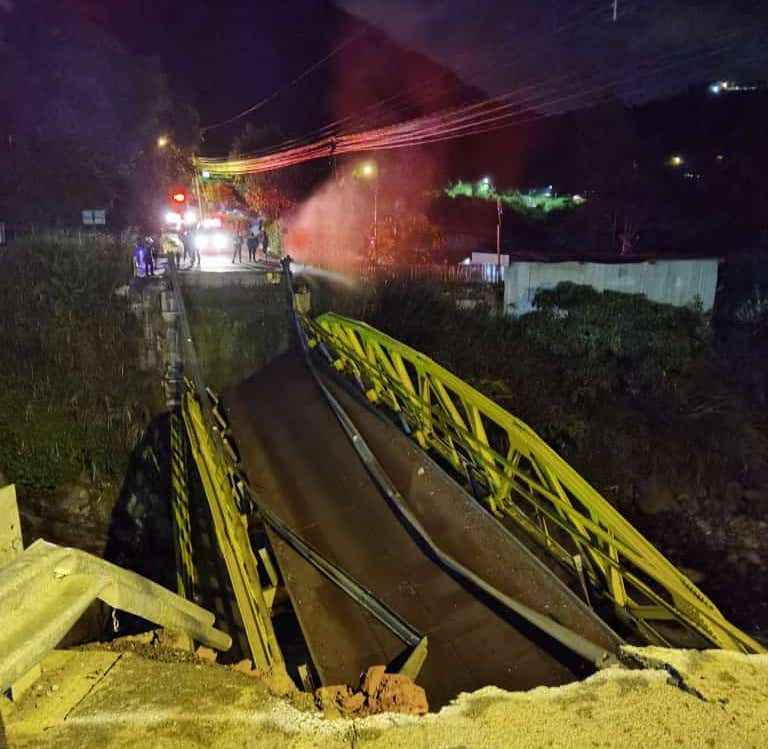 Vecinos de Orosi claman por ayuda tras caída de puente inaugurado hace un año