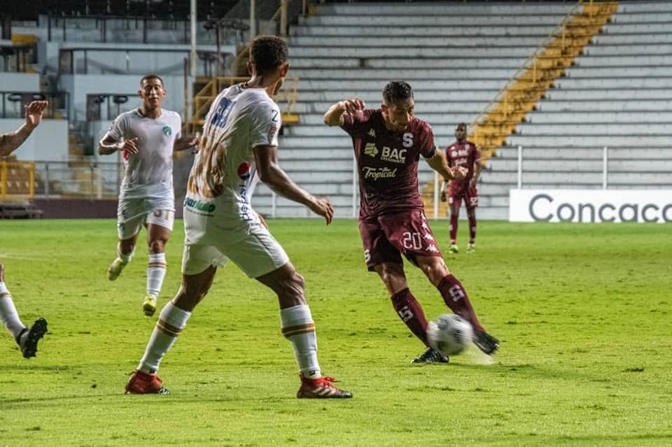 En noche de goles, Saprissa derrota a Comunicaciones en Liga Concacaf