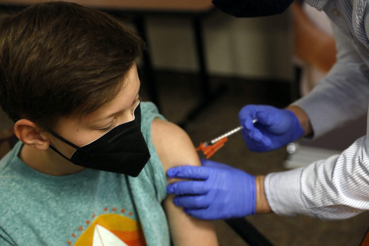 Menores de 18 años no necesitarán estar vacunados contra covid-19 para entrar a EE.UU.