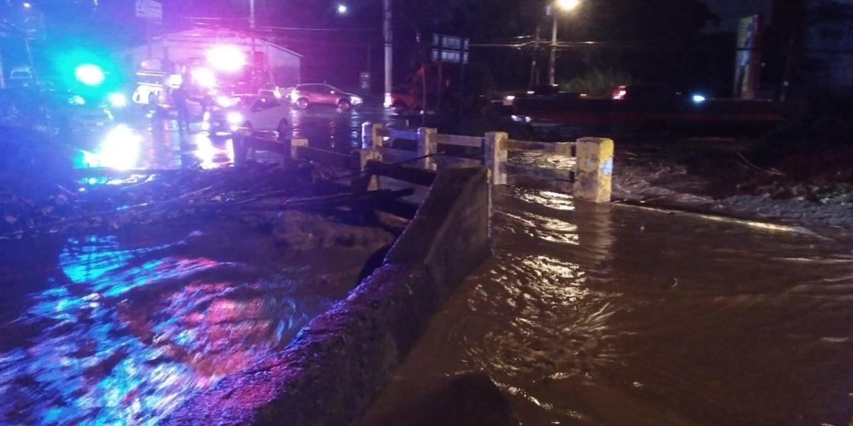 Videos captan desborde de río en Curridabat; dos carros estuvieron atrapados