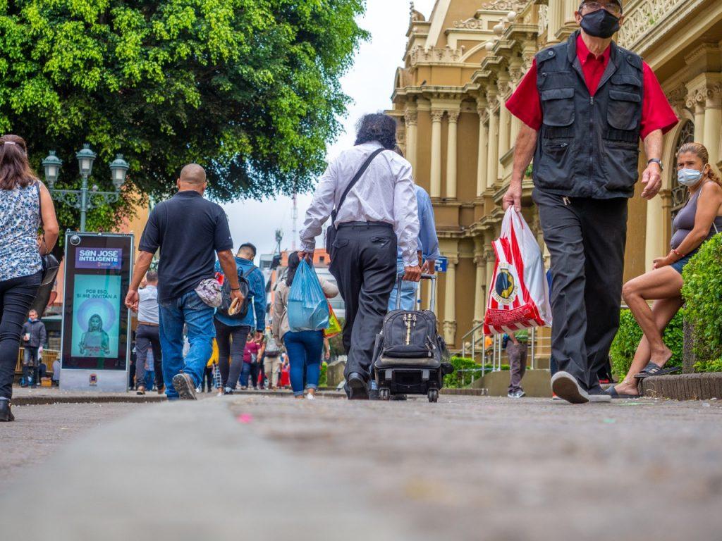 Latinobarómetro: Gobierno de Costa Rica entre los peor calificados de la región; ticos confían más en Iglesia y Policía