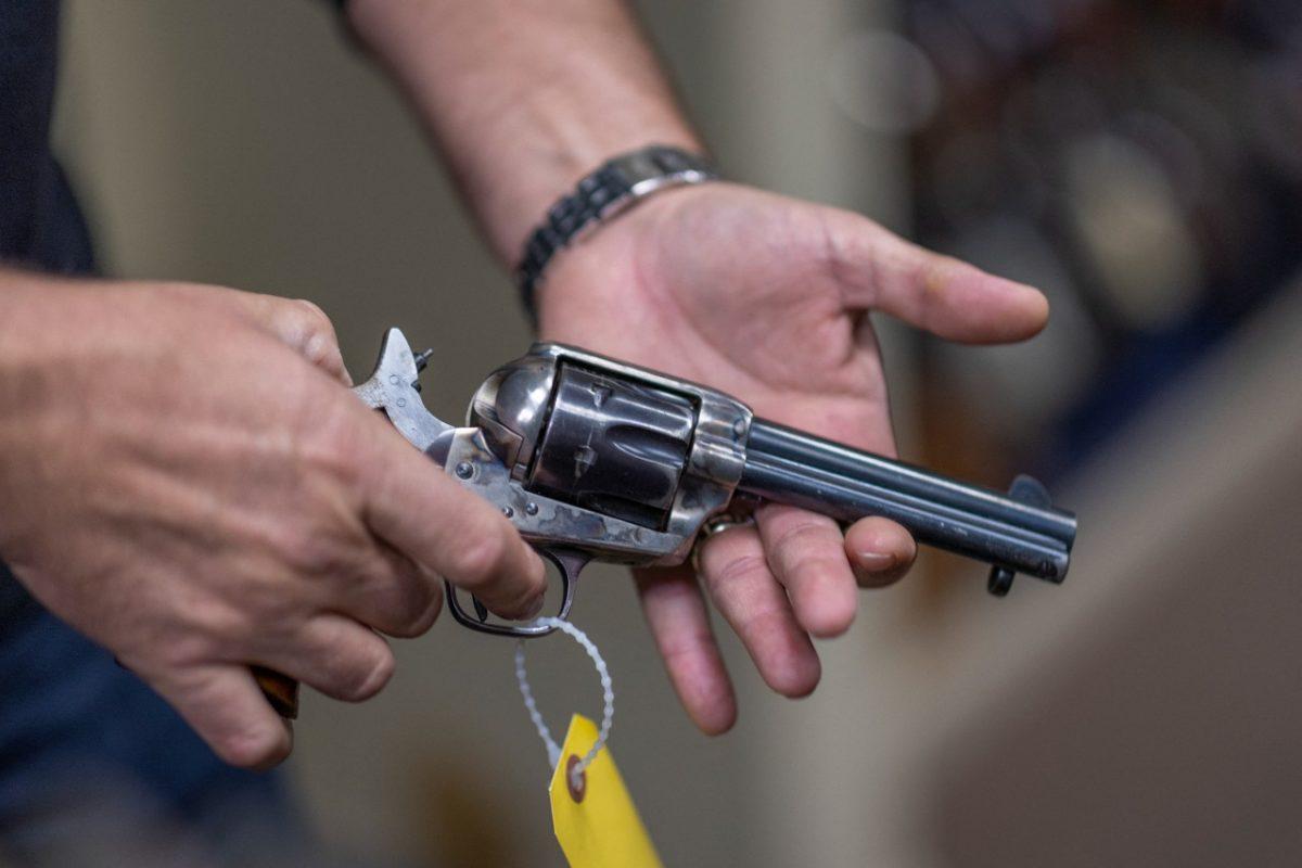 Investigación sobre disparo mortal de actor Alec Baldwin se centra en la custodia del arma