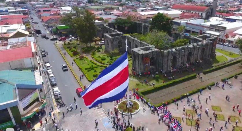 Cartago iza la bandera más grande del país por los 200 años de llegada del Acta de Independencia