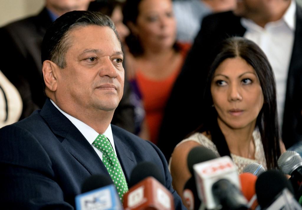 Johnny Araya rehusó a darle un beso a su esposa en el redondel de Zapote y el video se viralizó
