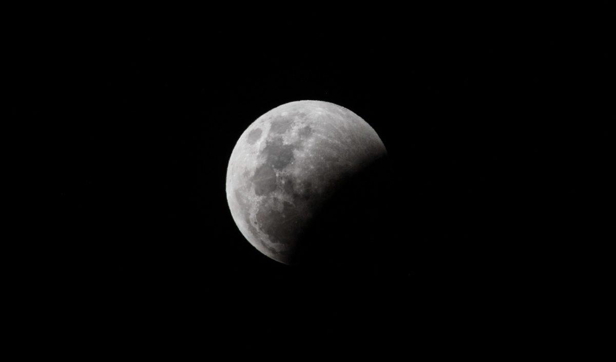 ¿Se podrá ver el eclipse lunar en la madrugada? Esto dice el Meteorológico