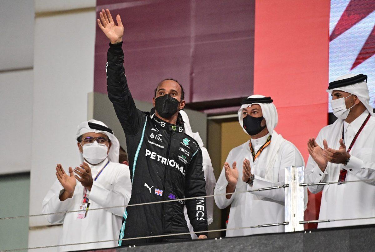 Hamilton gana en Catar y amenaza liderato de Verstappen en la Fórmula 1