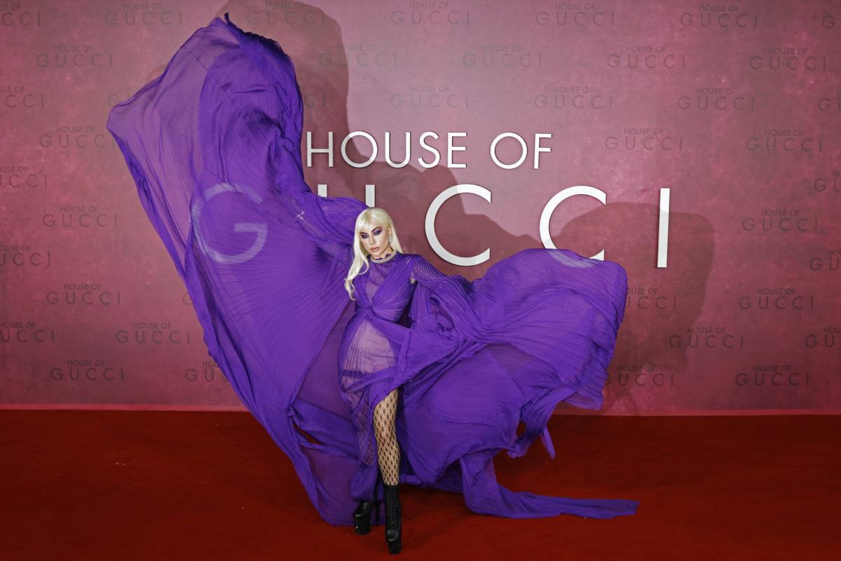 Lady Gaga: Una tica posó e imitó un beso de ‘piquito’ con la cantante en Londres