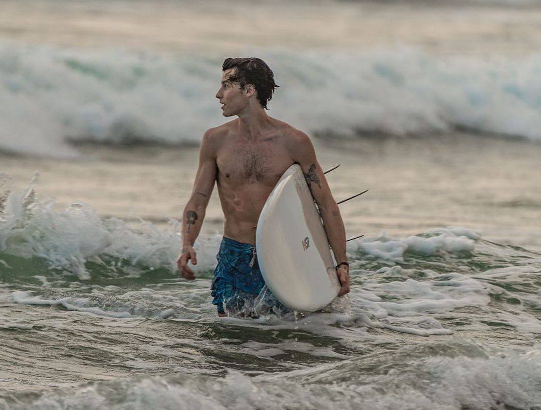 Cantante Shawn Mendes disfruta del sol, la arena y el surf en Guanacaste