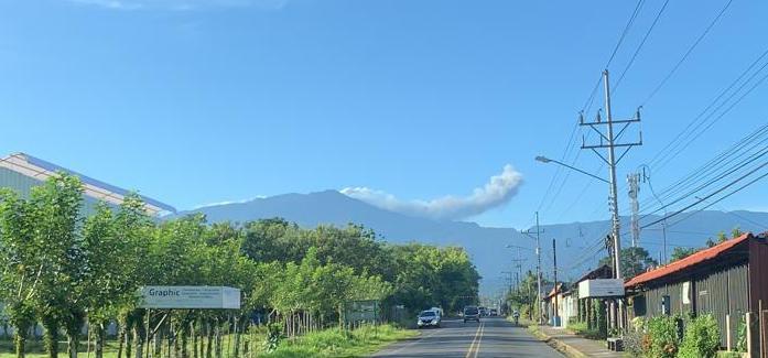 Volcán Turrialba registró erupción la mañana de este miércoles