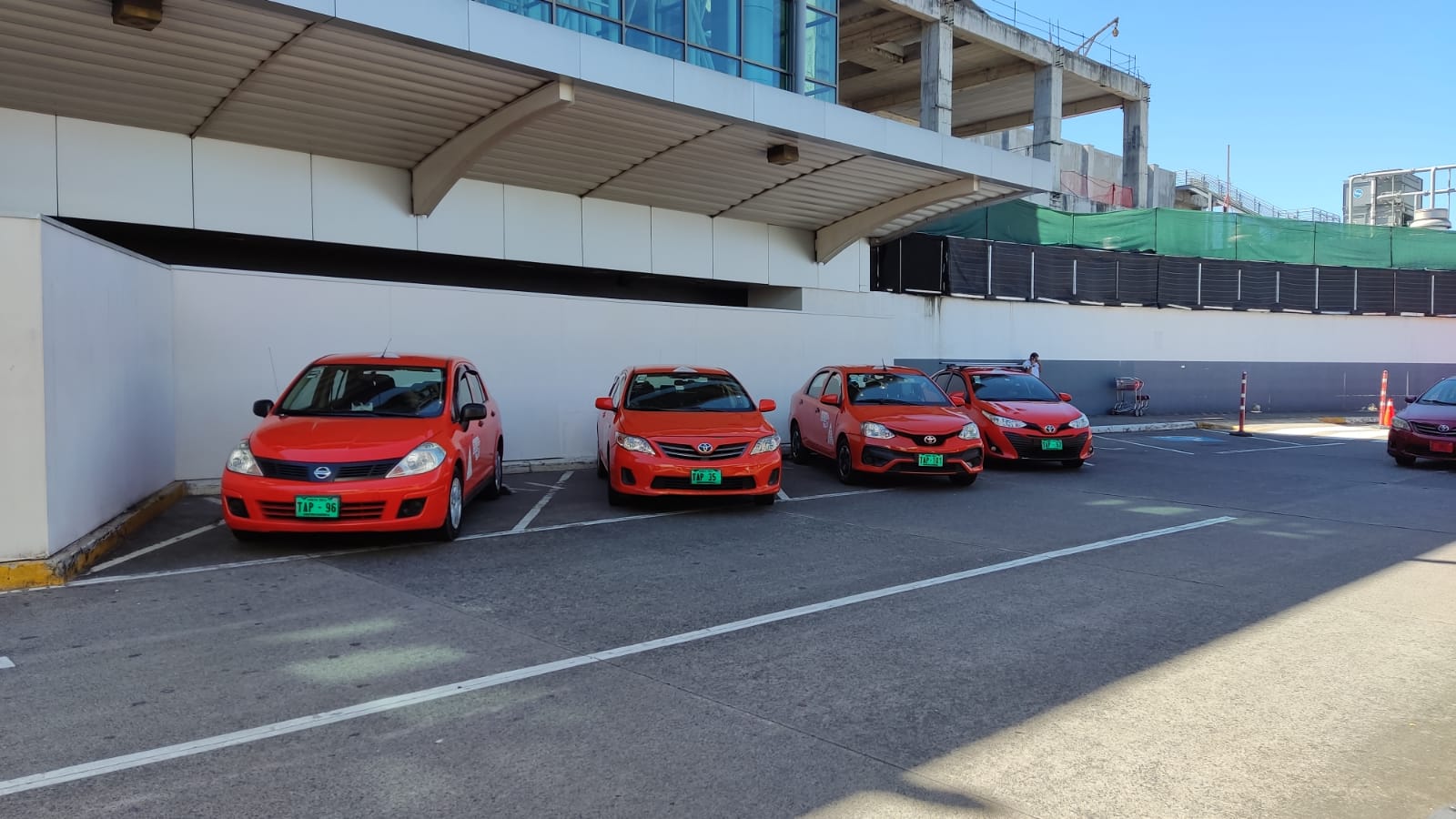 Taxis eléctricos brindarán servicio a usuarios del aeropuerto Juan Santamaría