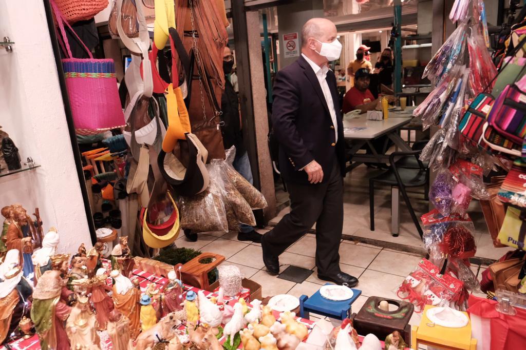 Tras salir abucheado del Mercado Central, Figueres asegura que “Operación Diamante” no afecta su campaña