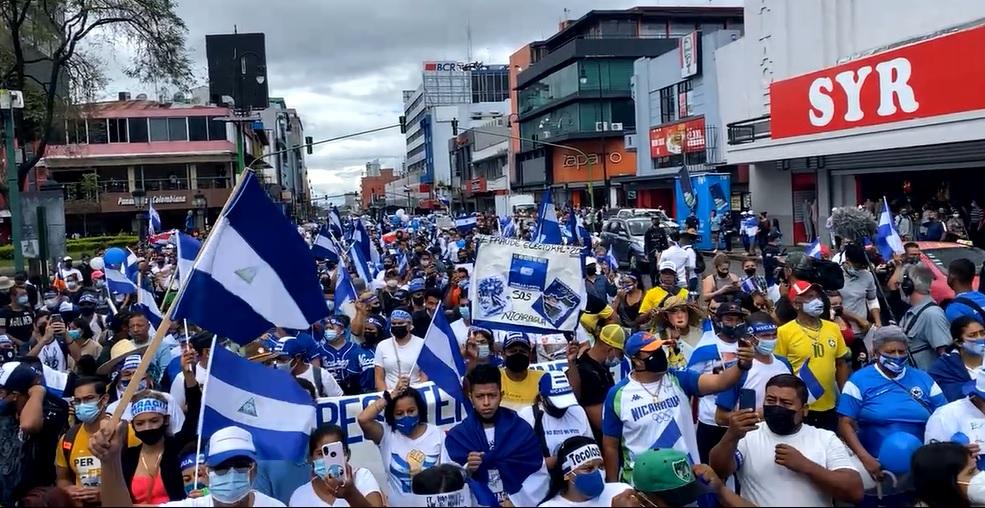 Con consignas contra Ortega, nicaragüenses marchan en San José contra elecciones en su país