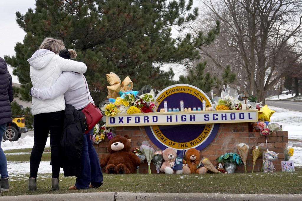 Arrestan a los padres del adolescente autor de tiroteo en una escuela de EE.UU.