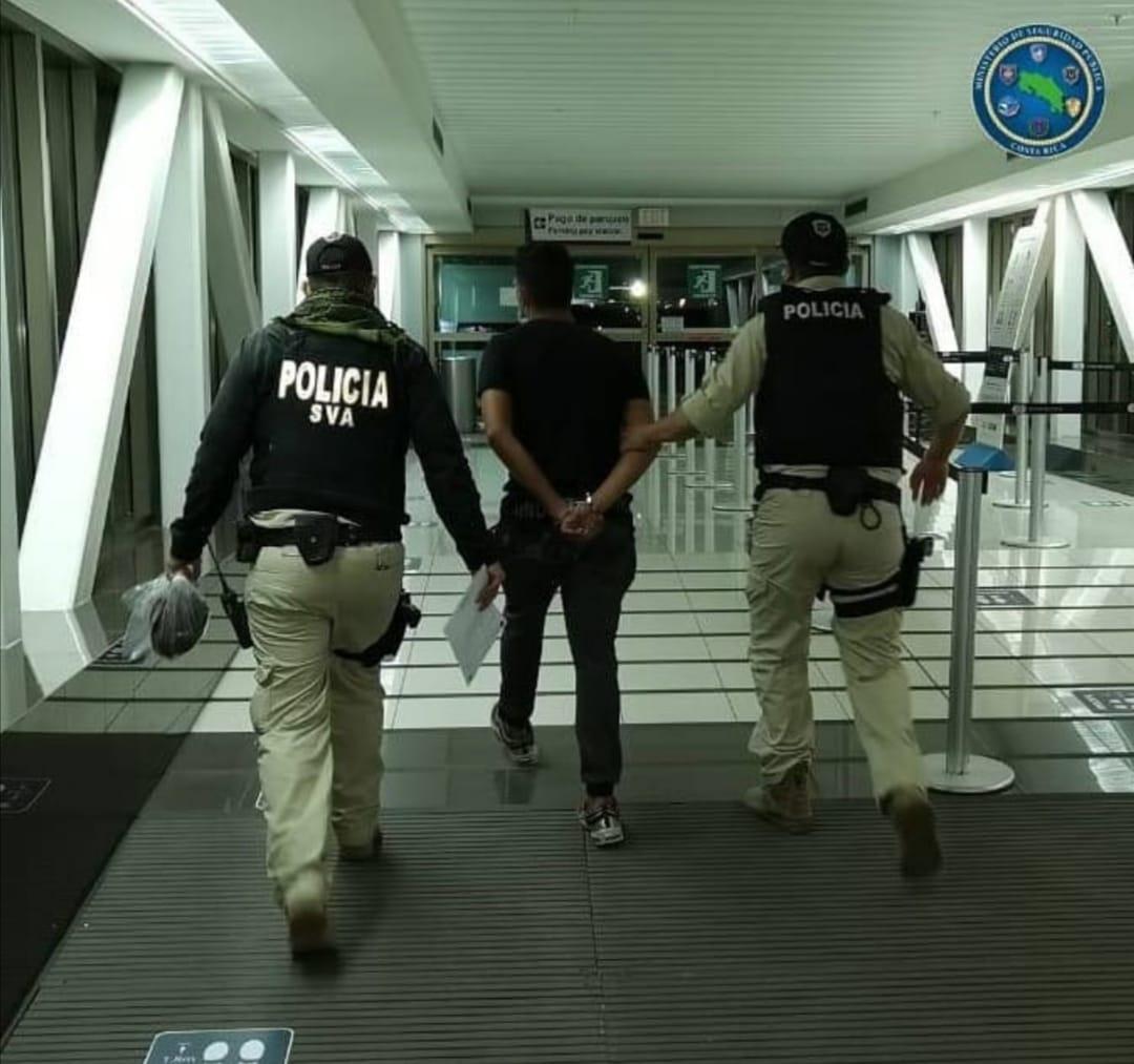 Policía detuvo 661 personas en aeropuertos en 2021, 511 por pruebas PCR falsas