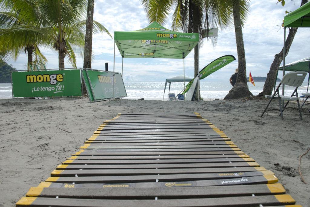 Playa Espadilla accesos pasarelas tapas plásticas