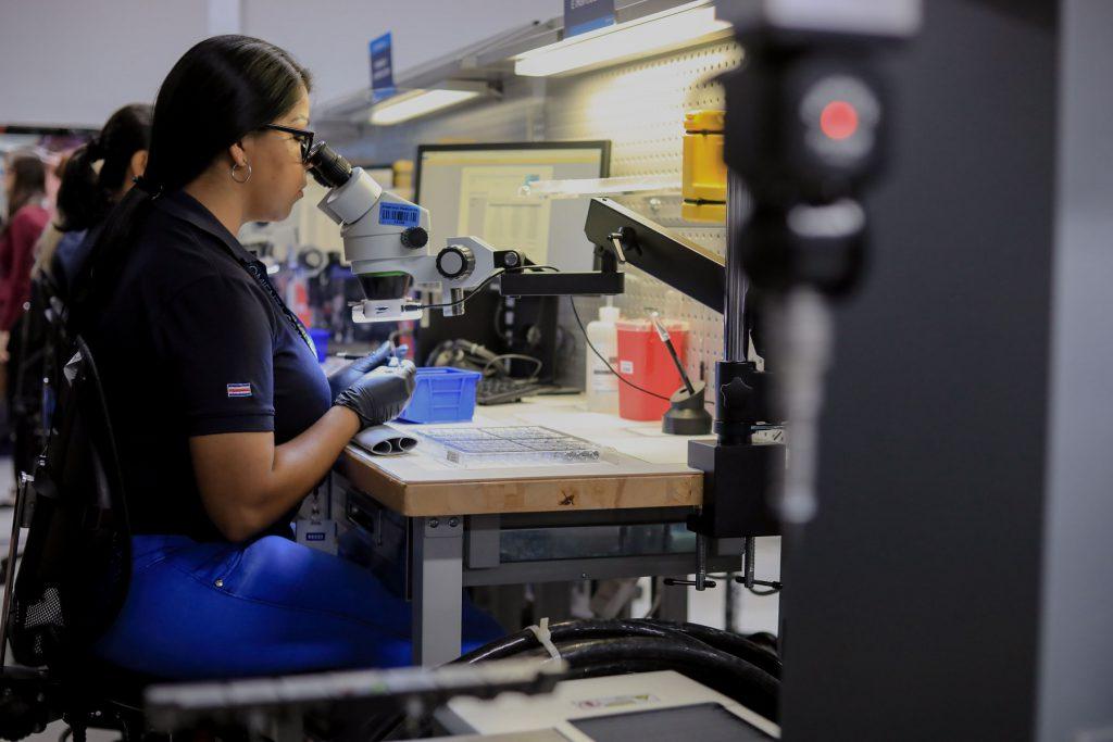 Dispositivos médicos y servicios al extranjero continúan impulsando la actividad económica costarricense