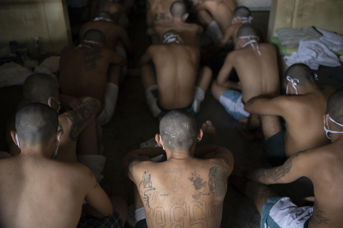 EE.UU. sanciona a altos funcionarios de El Salvador por tratos con pandillas