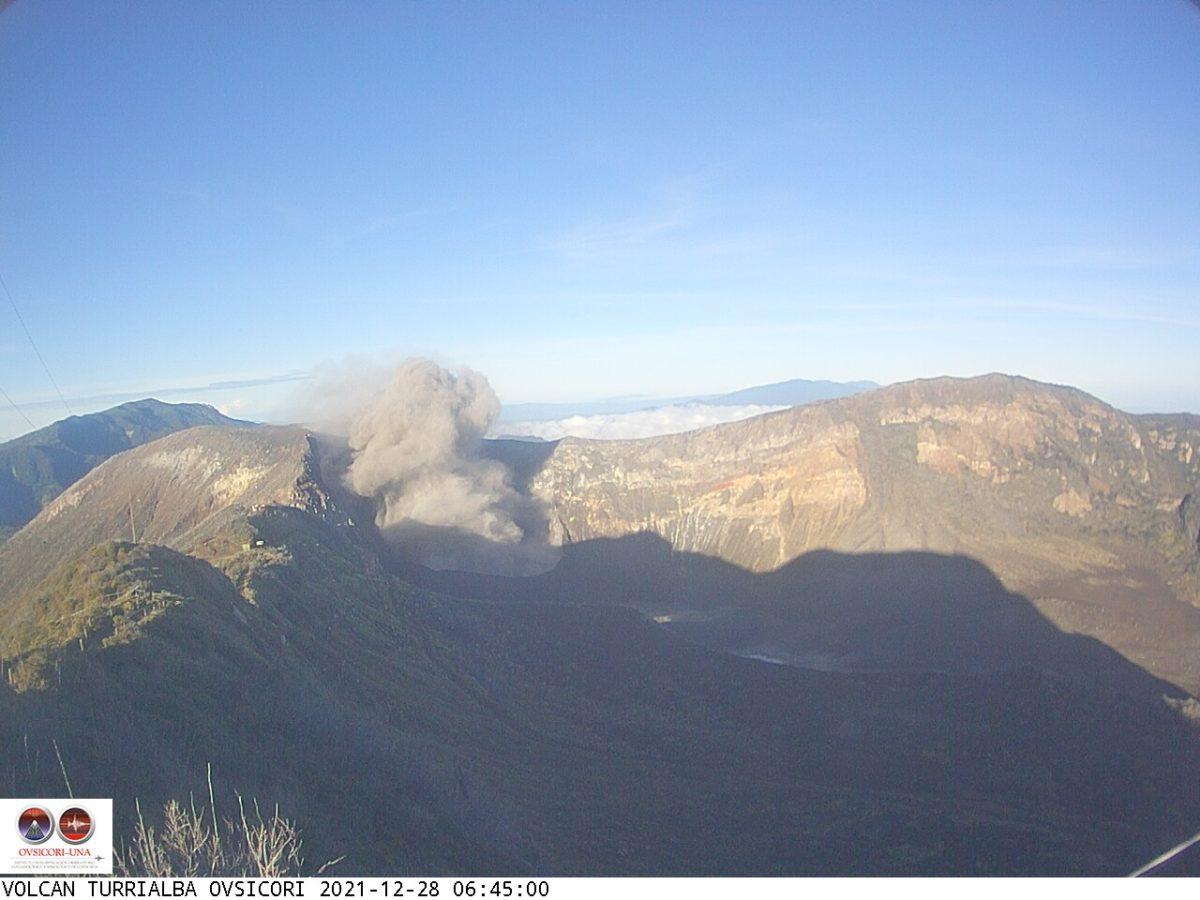 Nueva erupción provoca cierre termporal del Parque Nacional Volcán Turrialba