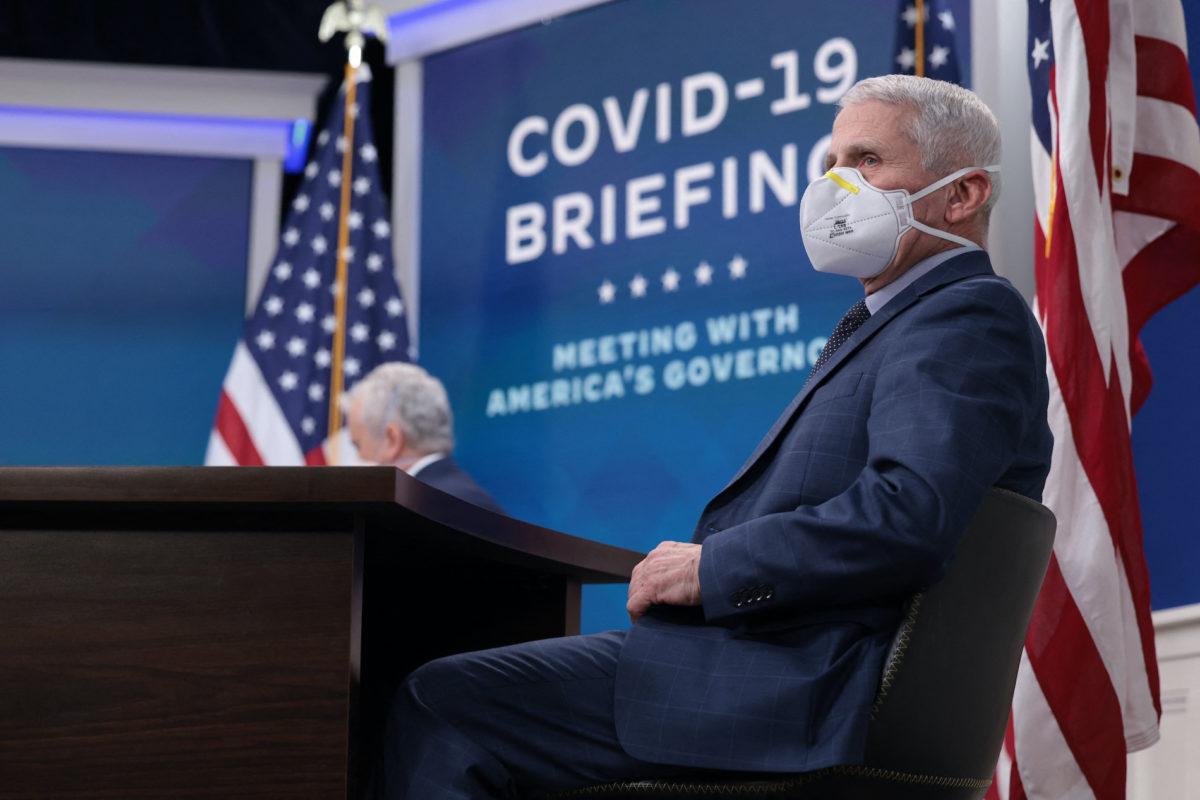 EE.UU. reduce cuarentena por covid-19 para asintomáticos ante explosión de contagios