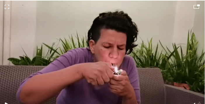 Fumando, exdelegada del Gobierno y ahora candidata del partido Vamos pide legalización de la marihuana