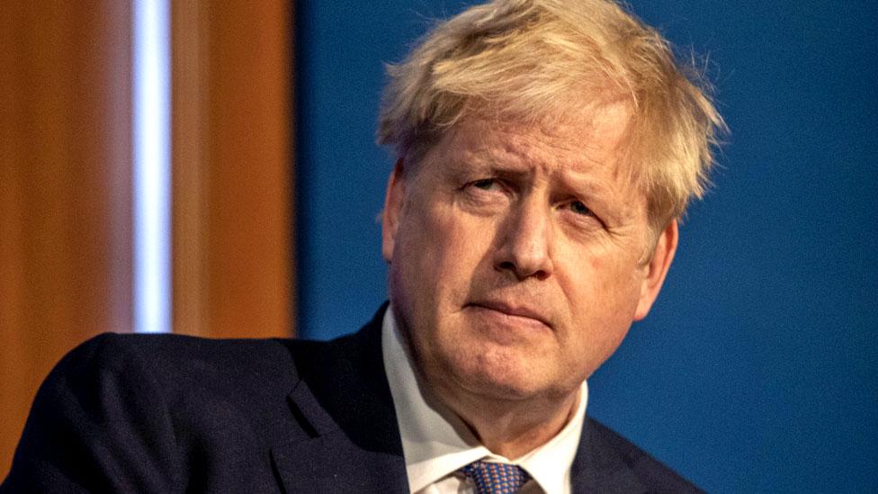Boris Johnson: La fiesta en cuarentena que -otra vez- pone en aprietos al primer ministro de Reino Unido